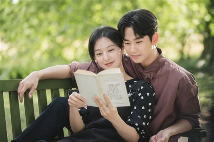Exploring The Love Life Of Kim Ji Won: Who Is Her Boyfriend?