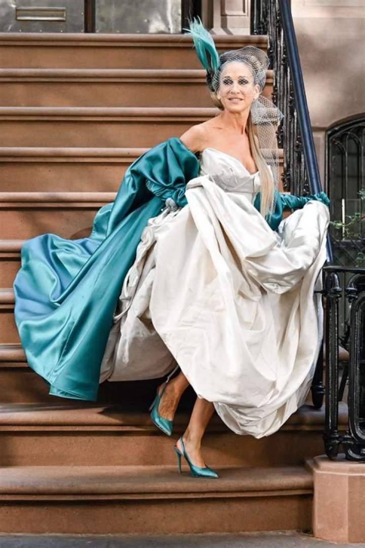 Unveiling Carrie Bradshaw's Weight: The Fashion Icon's Impact On Body Image