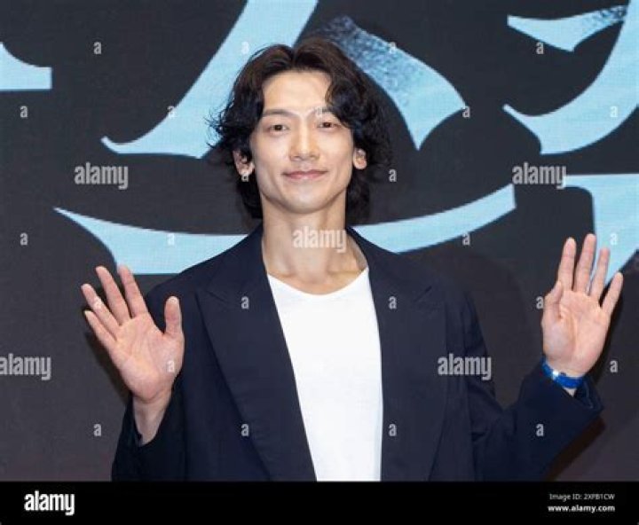 Unveiling The Charisma Of Lee Je Hoon: A Versatile South Korean Actor