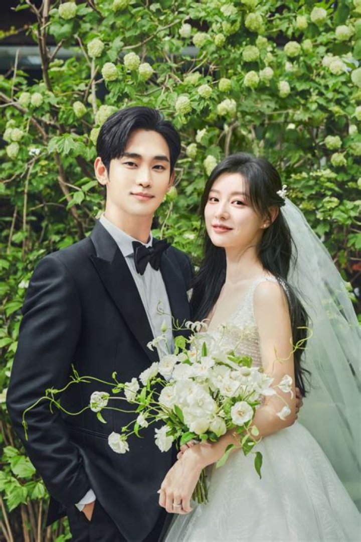 Unveiling The Mystery: Kim Soo-hyun’s Wife Photo